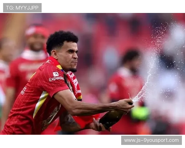 利物浦前场连续推进，迪亚斯内切爆射得手